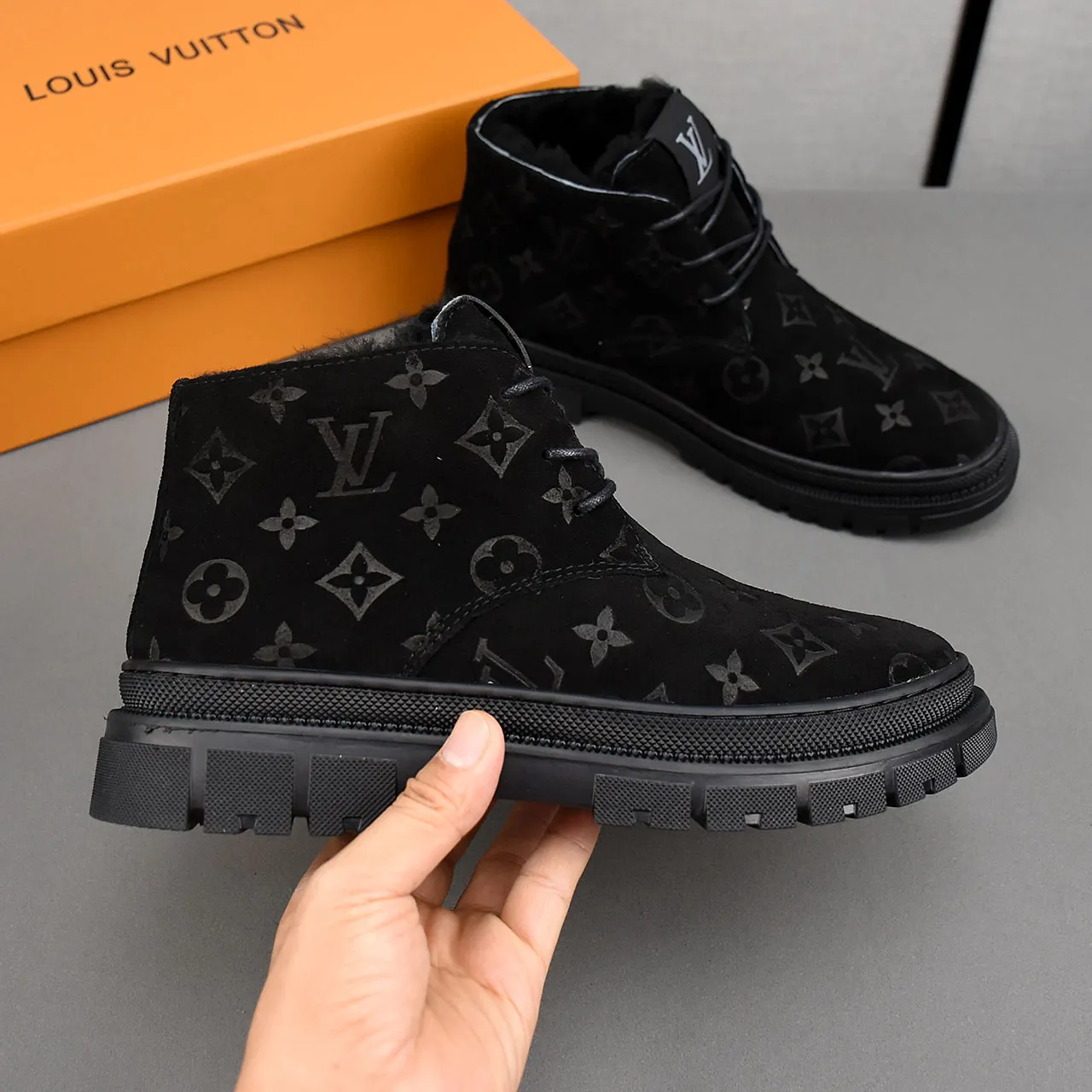 PP leather 230 gross 250👟👟👟LOUIS VUITTON LV donkey brand new thick-soled lace-up big-toe shoes men's casual shoes high-top short boots. These boots are made of waterproof nubuck to create a lightweight and comfortable shoe body. The trendy attitude of being both strong and soft makes it an everyday choice. ✔Upper: imported nubuck leather ✔Lining: sheepskin or wool ✔Outsole: molded outsole Size: 38-44